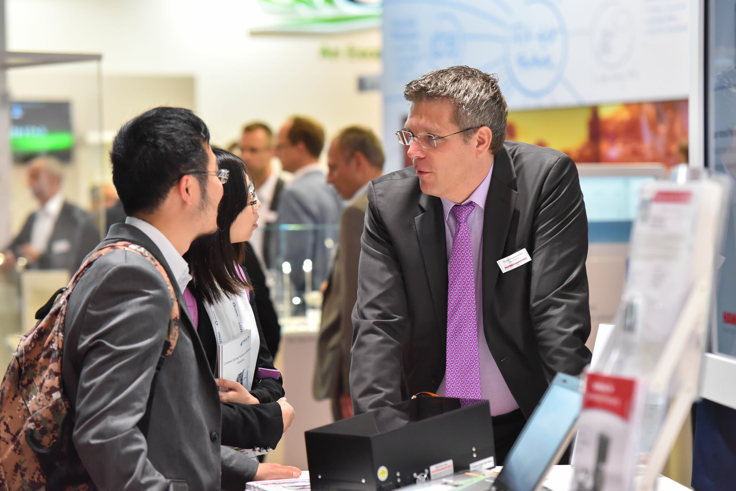 Optatec Internationale Fachmesse für optische Technologien, Komponenten und Systeme csm optatec impressionen 2018 04 5dc77fc6ef uai Fachgespräch