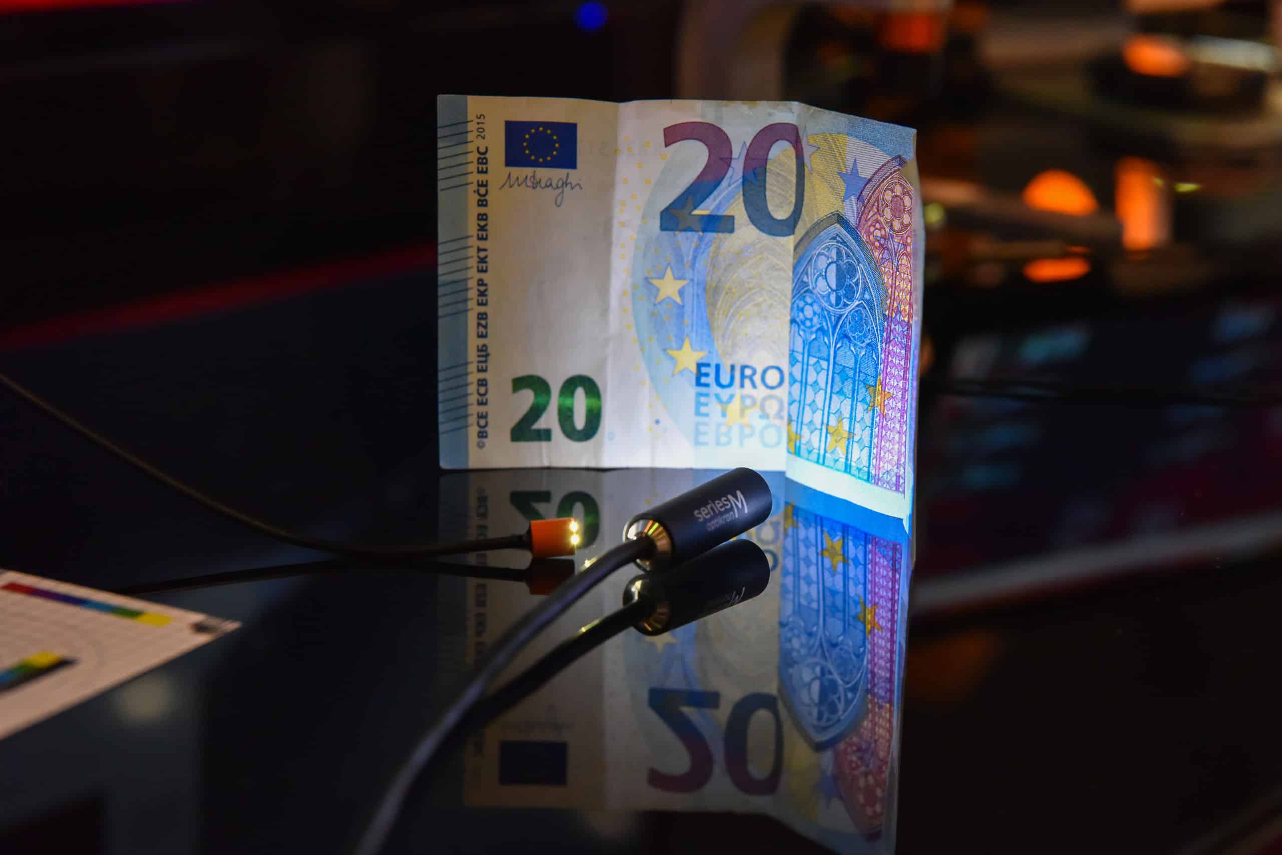 Optatec Internationale Fachmesse für optische Technologien, Komponenten und Systeme csm optatec impressionen 2018 12 ab6cdebe39 Lampe vor Geldschein