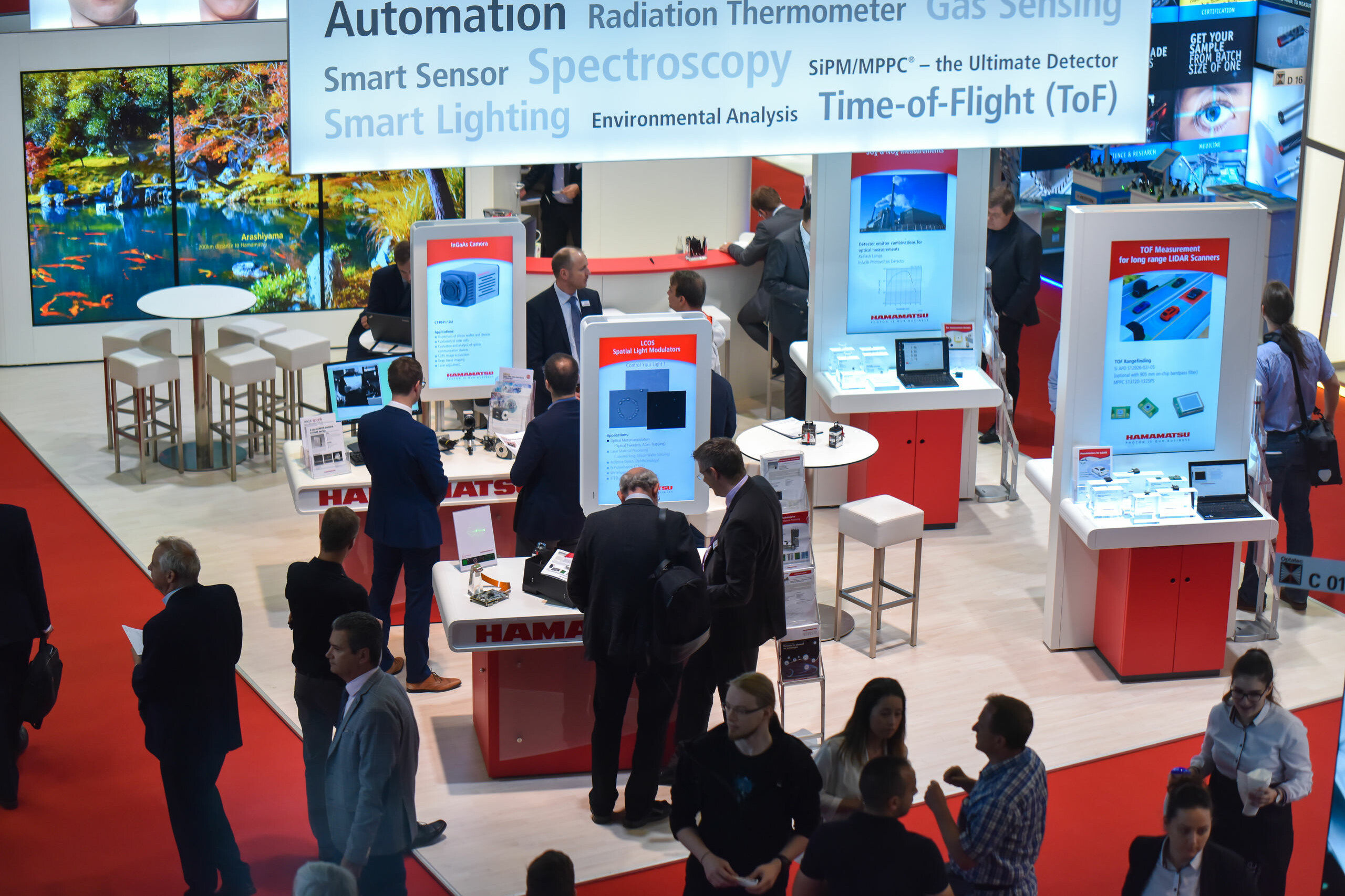 Optatec Internationale Fachmesse für optische Technologien, Komponenten und Systeme csm optatec impressionen 2018 14 1277ffbbc7 uai Besucher an Messestand